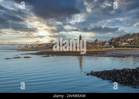Estran à Largs passé le monument au crayon sur le Nouvel An avec un gel mordant sur le centre de la ville qui peut être vu dans le lointain. Banque D'Images