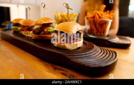 Petit burger sur une plaque de bois close up Banque D'Images