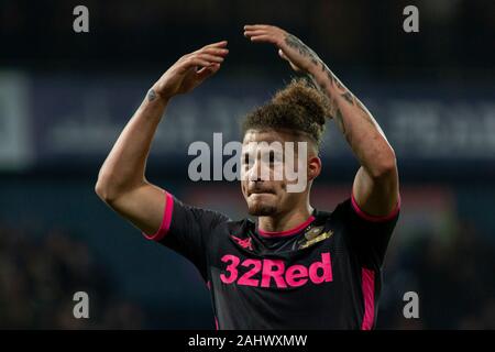 West Bromwich, UK. 06Th Jan, 2020. Kalvin Phillips de Leeds United applaudit les fans de Leeds à plein temps. L'EFL Skybet match de championnat, West Bromwich Albion v Leeds United à l'aubépines en West Bromwich le jour du Nouvel An, mon 1er janvier 2020. Cette image ne peut être utilisé qu'à des fins rédactionnelles. Usage éditorial uniquement, licence requise pour un usage commercial. Aucune utilisation de pari, de jeux ou d'un seul club/ligue/dvd publications. pic de Lewis Mitchell//Andrew Orchard la photographie de sport/Alamy live news Crédit : Andrew Orchard la photographie de sport/Alamy Live News Banque D'Images