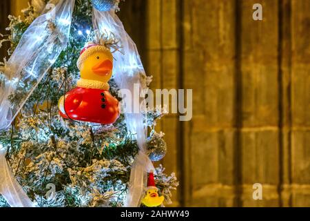 Rubber Duck Santa. Décoration d'arbre de Noël traditionnel non sur un couvert de neige arbre de Noël. Banque D'Images