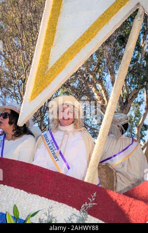 Marci Magnatta, descendant de Susan B. Anthony, pour le Nouvel An'sRose Parade float portant écharpe violet et or en l'honneur de 100 ans de droit de vote des femmes Banque D'Images