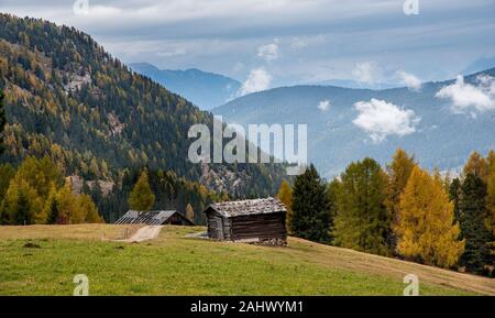 Belle Montagne chalets en bois du célèbre l'Alpe di Siusi vallée sur les Dolomites, le Tyrol du Sud en Italie Banque D'Images