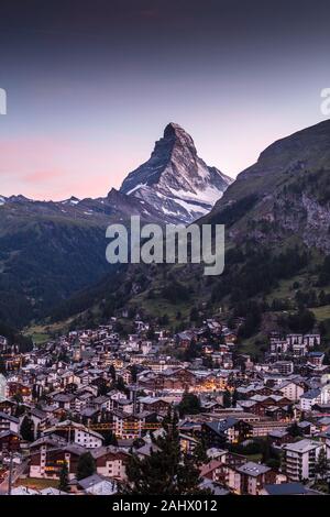 Coucher de soleil sur Zermatt et le Cervin, Suisse Banque D'Images