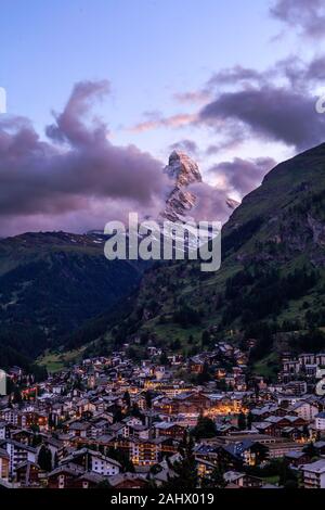 Coucher de soleil sur Zermatt et le Cervin, Suisse Banque D'Images