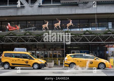 Des décorations de Noël au Port Authority Bus Terminal, NYC Banque D'Images