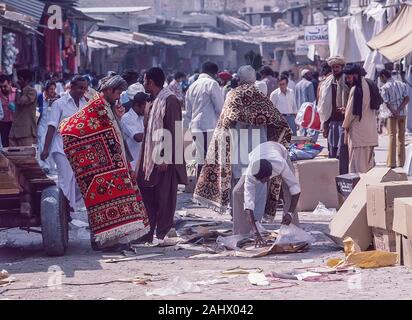 Souk de Dubaï sur le marché côté Deira de Dubaï Creek à la fin des années 1970 Banque D'Images