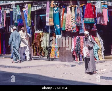 Souk de Dubaï sur le marché côté Deira de Dubaï Creek à la fin des années 1970 Banque D'Images