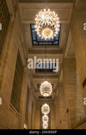 De beaux chandeliers à Grand Central Terminal, New York City, USA Banque D'Images
