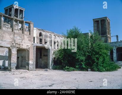 Des scènes de vieux Dubaï avec le délabrement des ruines de Shindagha abandonnés village sur la côte de Dubaï à l'embouchure de la Crique de Dubaï en tant qu'il était au milieu des années 1980. L'ensemble de la zone a été rénové dans les années 1990 pour former le Dubai Heritage Village qui est maintenant une destination touristique populaire. L'importance des sites comme vu ici des chefs de bureaux et Majlis est c'était la règle d'accueil et les bureaux du Palais de l'Emir Sheikh Juma Al Maktoum et plus tard son fils Cheikh Saeed bin Juma Al Maktoum. Banque D'Images