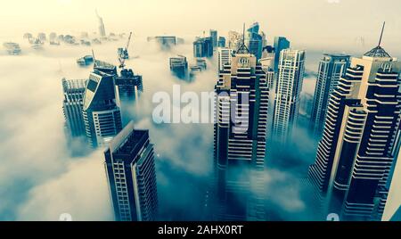 Avec vue panoramique sur les gratte-ciel modernes à Dubaï Banque D'Images