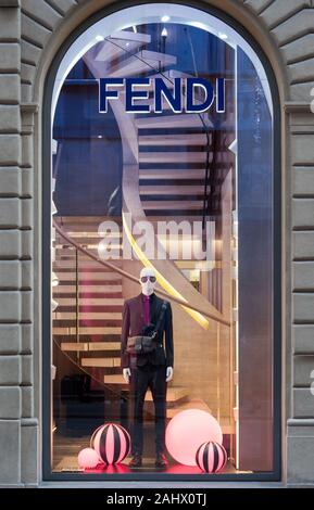 Florence, Italie - 2019, 31 Décembre : Fendi fashion boutique windows dans le centre-ville de Florence. Banque D'Images