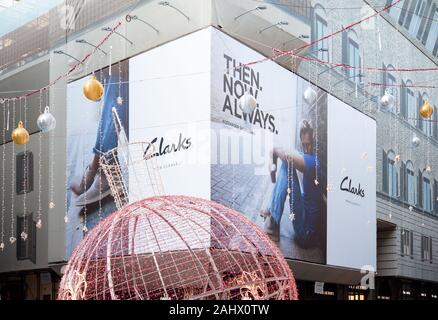 Florence, Italie - 2019, 31 Décembre : Clarks campagne publicitaire : un grand panneau d'affichage dans le centre-ville de Florence, durant les vacances de Noël. Banque D'Images