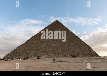 La grande pyramide de Gizeh (également connu sous le nom de la pyramide de Chéops et la pyramide de Kheops) est la plus ancienne et la plus grande des trois pyramides de Gizeh en py Banque D'Images