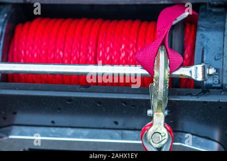 Corde de remorquage avec treuil fixé à l'avant d'une voiture Banque D'Images