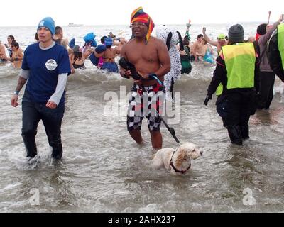 1 janvier 2013, New York, New York, USA : Rapport annuel de l'ours polaire dans Coney Island New York. Des milliers de personnes viennent à Coney Island pour sauter dans l'eau glaciale de l'océan Atlantique pour célébrer le premier jour de la nouvelle année. (Crédit Image : © Bruce Cotler/Globe Photos via Zuma sur le fil) Banque D'Images