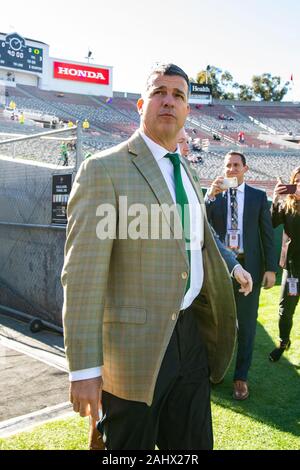 01 janvier 2020 - Pasadena, CA, USA : l'Oregon Ducks l'entraîneur-chef Mario Cristobal entrant dans le stade après son arrivée au Rose Bowl Stadium. © Maria Lysaker Banque D'Images