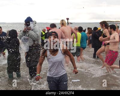 1 janvier 2013, New York, New York, USA : Rapport annuel de l'ours polaire dans Coney Island New York. Des milliers de personnes viennent à Coney Island pour sauter dans l'eau glaciale de l'océan Atlantique pour célébrer le premier jour de la nouvelle année. (Crédit Image : © Bruce Cotler/Globe Photos via Zuma sur le fil) Banque D'Images