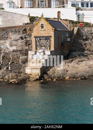 Station de sauvetage de vieux ou maison à Porthleven, Cornwall, UK maintenant utilisé comme galerie d'art. Banque D'Images