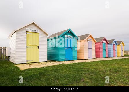 Cabines colorées à l'amble, Northumberland, Angleterre Banque D'Images