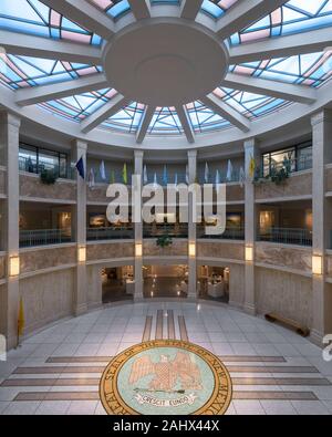 Plafond de vitrail dans la rotonde de la New Mexico State Capitol sur Old Santa Fe Trail à Santa Fe, Nouveau Mexique Banque D'Images