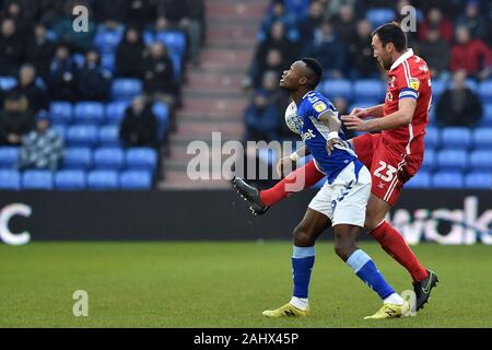 Oldham, UK. 06Th Jan, 2020. OLDHAM, ANGLETERRE - 1 janvier l'EFL Désir Segbe Azankpo de Oldham Athletic et Rory McArdle le ciel parier match de Ligue 2 entre et Oldham Athletic Scunthorpe United à Boundary Park, Oldham le mercredi 1er janvier 2020. (Crédit : Eddie Garvey | MI News) photographie peut uniquement être utilisé pour les journaux et/ou magazines fins éditoriales, licence requise pour l'usage commercial Crédit : MI News & Sport /Alamy Live News Banque D'Images