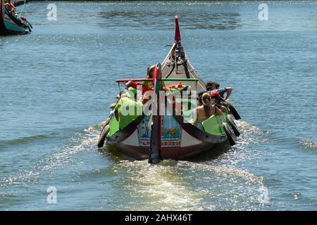 Les touristes profiter d'une excursion en bateau sur un canal traditionnel Moliceiro bateau sur le canal central d'Aveiro Portugal Banque D'Images