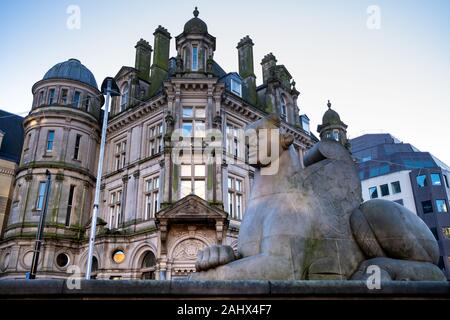 Le Guardian Statue en place Victoria à Birmingham. Également connu sous le nom de statue de sphinx à Birmingham. Banque D'Images