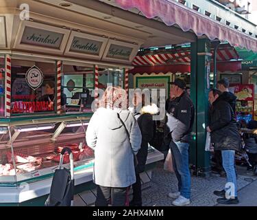 Boucherie halal dans le Viktor-Adler Markt, Vienne, Autriche Banque D'Images