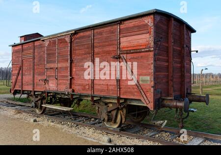 Transport train symbolique (non d'origine) à Auschwitz II-Birkenau, camp de concentration Brzezinka, Pologne Banque D'Images