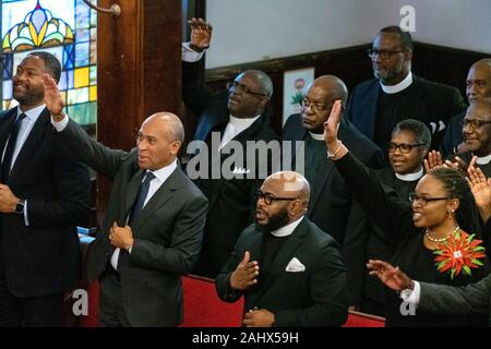 Charleston, États-Unis. 01 janvier, 2020. La présidence démocratique Gov. Deval Patrick du Massachusetts, à gauche, se joint au culte à l'Église d'AME Emanuel mère historique Janvier 1, 2020 à Charleston, Caroline du Sud. Le service a célébré la Journée de l'émancipation, à l'occasion de la suppression de l'esclavage aux États-Unis. Crédit : Richard Ellis/Alamy Live News Banque D'Images