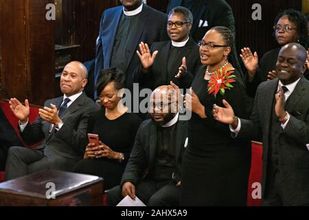 Charleston, États-Unis. 01 janvier, 2020. La présidence démocratique Gov. Deval Patrick du Massachusetts, à gauche, se joint au culte à l'Église d'AME Emanuel mère historique Janvier 1, 2020 à Charleston, Caroline du Sud. Le service a célébré la Journée de l'émancipation, à l'occasion de la suppression de l'esclavage aux États-Unis. Crédit : Richard Ellis/Alamy Live News Banque D'Images