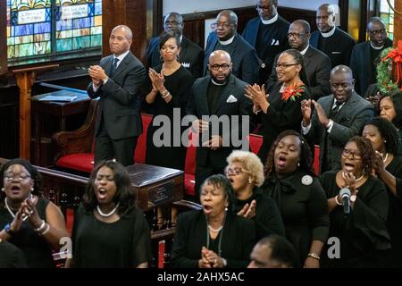 Charleston, États-Unis. 01 janvier, 2020. La présidence démocratique Gov. Deval Patrick du Massachusetts, à gauche, se joint au culte à l'Église d'AME Emanuel mère historique Janvier 1, 2020 à Charleston, Caroline du Sud. Le service a célébré la Journée de l'émancipation, à l'occasion de la suppression de l'esclavage aux États-Unis. Crédit : Richard Ellis/Alamy Live News Banque D'Images