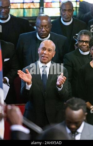 Charleston, États-Unis. 01 janvier, 2020. La présidence démocratique Gov. Deval Patrick du Massachusetts, centre, s'associe au culte à l'Église d'AME Emanuel mère historique Janvier 1, 2020 à Charleston, Caroline du Sud. Le service a célébré la Journée de l'émancipation, à l'occasion de la suppression de l'esclavage aux États-Unis. Crédit : Richard Ellis/Alamy Live News Banque D'Images