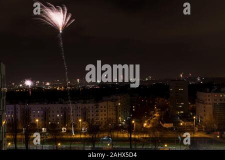 Le 31 décembre 2019. Cracovie, Pologne. Ville de nuit avec des lumières brillantes d'artifice, nouvel an Banque D'Images