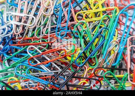 Une pile de papier sur un fond blanc. Banque D'Images