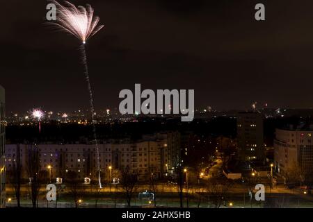 Le 31 décembre 2019. Cracovie, Pologne. Ville de nuit avec des lumières brillantes d'artifice, nouvel an Banque D'Images