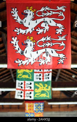 Hay-on-Wye UK 24 déc 2019 - drapeaux suspendus au plafond de marché du beurre de foin Banque D'Images