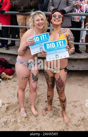 New York, NY - Janvier, 2020 : Les membres de Polar Bear Club célébrer l'achèvement de plonger dans les eaux de l'Atlantique de congélation au cours de la 116e assemblée annuelle de l'ours polaire Coney Island Coney Island Beach Banque D'Images