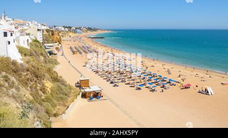 Avis de sunny plage publique de Albufeira, Algarve, Portugal Banque D'Images