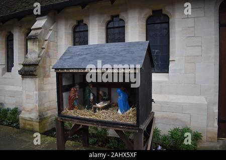 Crèche traditionnelle à l'extérieur de l'église de St Mary et St Giles à Stony Stratford. Banque D'Images