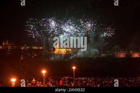 Prague, République tchèque. 1er janvier, 2020. D'artifice pour célébrer la nouvelle année à Prague, République tchèque, le 1er janvier 2020. Credit : Dana Kesnerova/Xinhua/Alamy Live News Banque D'Images