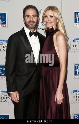 NEW YORK - 27 SEPT : Jimmie Johnson (L) et femme Chandra Janway assister à la fondation de NASCAR 2016 Gala rend hommage au Marriott Marquis le 27 septembre 2016. Banque D'Images