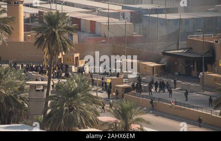 Bagdad, Iraq. 06Th Jan, 2020. La foule des assaillants et les pirates se mêlent aux forces de sécurité irakiennes aux portes de l'ambassade américaine à Bagdad, Irak, le 1er janvier 2020. Des dizaines de partisans de la milice chiite irakien en colère ont fait irruption dans l'ambassade américaine à Bagdad mardi, 31 décembre 2019, après avoir utilisé une porte principale et de mettre le feu à une aire de réception. Photo prise par le Lieutenant-colonel britannique Adrian Weale/Ministère de la Défense/UPI UPI : Crédit/Alamy Live News Banque D'Images