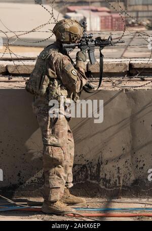 Bagdad, Iraq. 06Th Jan, 2020. Un soldat de l'armée américaine maintient cartel à l'ambassade des États-Unis à Bagdad, en Iraq, le 1 janvier, 2020. Des dizaines de partisans de la milice chiite irakien en colère ont fait irruption dans l'ambassade américaine à Bagdad mardi, 31 décembre 2019, après avoir utilisé une porte principale et de mettre le feu à une aire de réception. Photo prise par le Lieutenant-colonel britannique Adrian Weale/Ministère de la Défense/UPI UPI : Crédit/Alamy Live News Banque D'Images