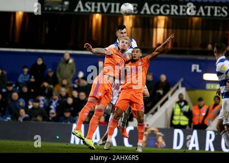 Londres, Royaume-Uni. 1er janvier 2020. Aden Silex de Cardiff City (l), Grant Hall de Queens Park Rangers (c) et Lee Peltier de Cardiff City (r) aller pour le bal pendant le match de championnat Skybet EFL, Queens Park Rangers v Cardiff City à la Fondation Prince Kiyan, stade Loftus Road à Londres le jour du Nouvel An, mon 1er janvier 2020. Cette image ne peut être utilisé qu'à des fins rédactionnelles. Usage éditorial uniquement, licence requise pour un usage commercial. Aucune utilisation de pari, de jeux ou d'un seul club/ligue/dvd publications. Photos par Tom Smeeth/Andrew Orchard la photographie de sport/Alamy live news Banque D'Images