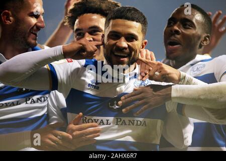 Londres, Royaume-Uni. 1er janvier 2020. Nahki Wells de Queens Park Rangers (c) célèbre avec ses coéquipiers après avoir marqué son 6e but de l'équipe au cours de l'EFL Skybet match de championnat, Queens Park Rangers v Cardiff City à la Fondation Prince Kiyan, stade Loftus Road à Londres le jour du Nouvel An, mon 1er janvier 2020. Cette image ne peut être utilisé qu'à des fins rédactionnelles. Usage éditorial uniquement, licence requise pour un usage commercial. Aucune utilisation de pari, de jeux ou d'un seul club/ligue/dvd publications. Photos par Tom Smeeth/Andrew Orchard la photographie de sport/Alamy live news Crédit : Andrew Orchard la photographie de sport/Alamy L Banque D'Images