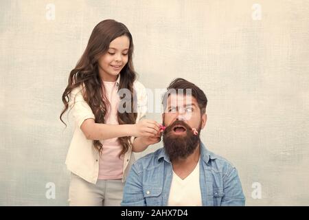 Avec bonne dose d'ouverture n'importe quel père peut exceller à sensibiliser le jeune fille. Enfant faisant hairstyle styling père barbe. Être parent signifie présenter pour leurs intérêts. Changer de coiffure. Créer drôle de coiffure. Banque D'Images