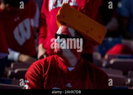 01 janvier 2020 - Pasadena, CA, USA : Un ventilateur Badger Wisconsin avant le début de la 106e Rose Bowl game contre l'Oregon Ducks. © Maria Lysaker/CSM Banque D'Images