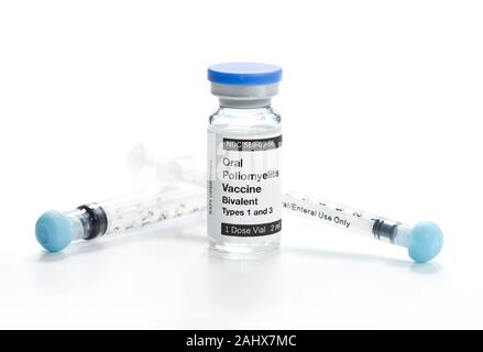 La myélite polio oral virus vaccin flacon et seringues de dosage oral isolé sur fond blanc. Banque D'Images