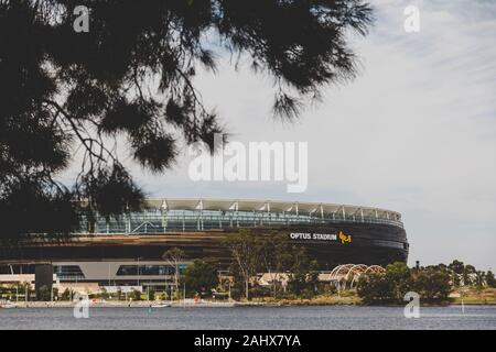 PERTH, AUSTRALIE OCCIDENTALE - Décembre 26th, 2019 : le stade Optus dans la ville de Perth CBD en face de la rivière Swan Banque D'Images